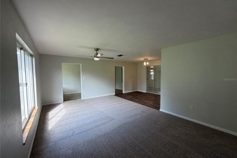 House in Eustis, Florida 3 bedrooms, 135.54 sq.m. № 2394103 - photo 11