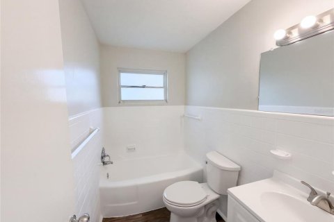 House in Eustis, Florida 3 bedrooms, 135.54 sq.m. № 2394103 - photo 22