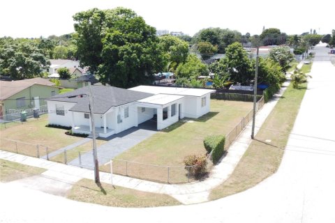 Casa en venta en Miami, Florida, 4 dormitorios, 145.86 m2 № 1887872 - foto 1