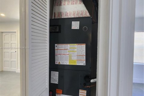 Casa en venta en Miami, Florida, 4 dormitorios, 145.86 m2 № 1887872 - foto 13