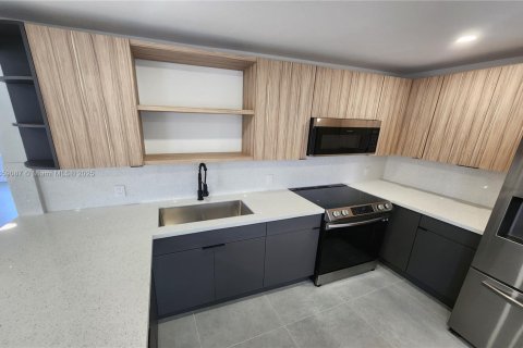 Casa en venta en Miami, Florida, 4 dormitorios, 145.86 m2 № 1887872 - foto 12