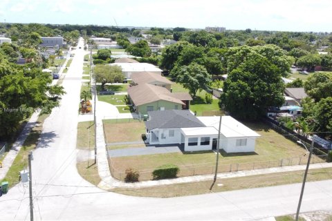 Casa en venta en Miami, Florida, 4 dormitorios, 145.86 m2 № 1887872 - foto 4