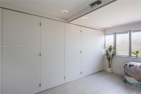 Commercial property in Miami, Florida № 2037205 - photo 6