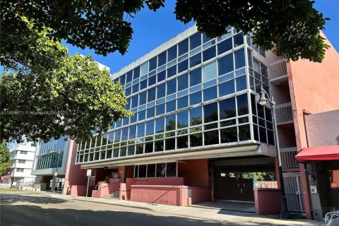 Commercial property in Miami, Florida № 2037205