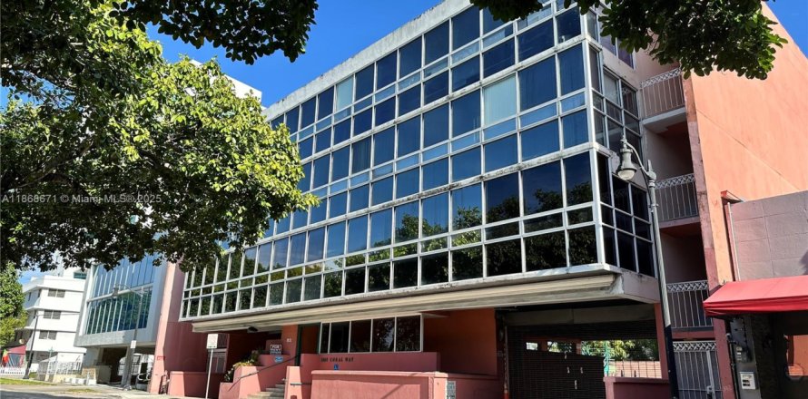 Commercial property in Miami, Florida № 2037205