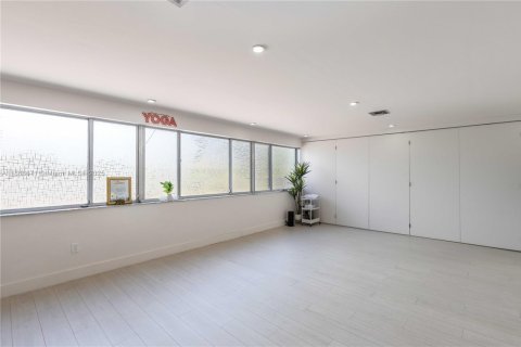 Commercial property in Miami, Florida № 2037205 - photo 13