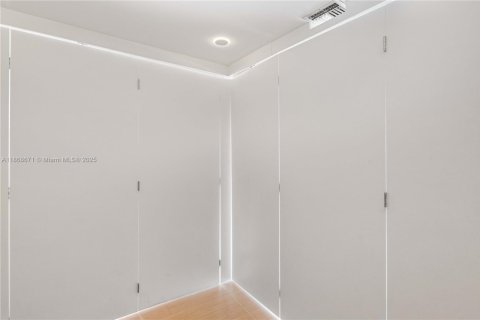 Commercial property in Miami, Florida № 2037205 - photo 7