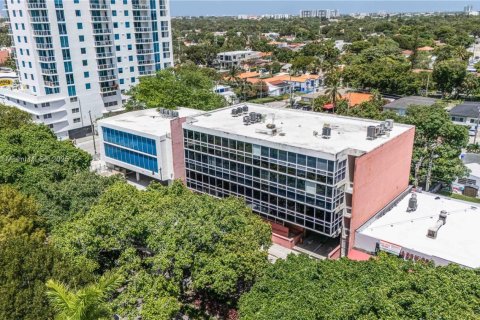 Commercial property in Miami, Florida № 2037205 - photo 18