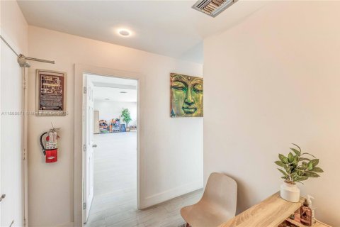 Commercial property in Miami, Florida № 2037205 - photo 4