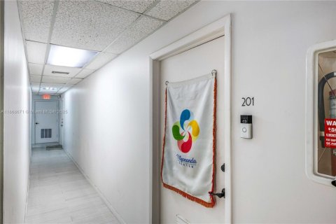 Commercial property in Miami, Florida № 2037205 - photo 15