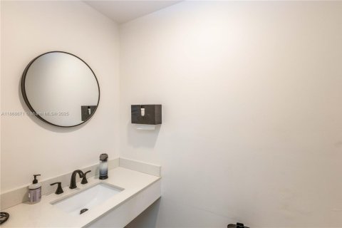 Commercial property in Miami, Florida № 2037205 - photo 16