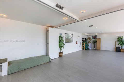 Commercial property in Miami, Florida № 2037205 - photo 9