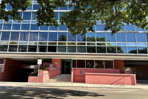 Commercial property in Miami, Florida № 2037205 - photo 2