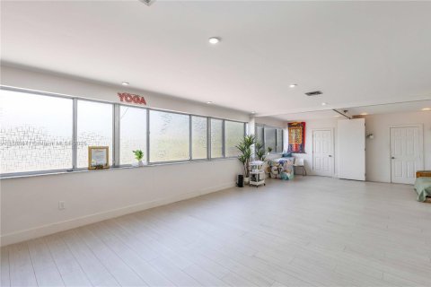 Commercial property in Miami, Florida № 2037205 - photo 12