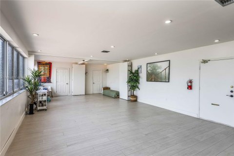 Commercial property in Miami, Florida № 2037205 - photo 11