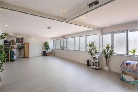 Commercial property in Miami, Florida № 2037205 - photo 5