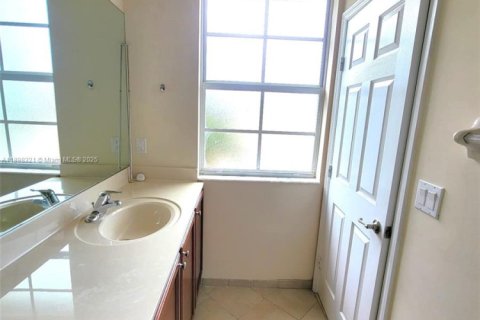 Снять в аренду таунхаус в Катлер-Бей, Флорида 2 спальни, 135.45м2, № 1949478 - фото 16