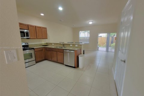 Снять в аренду таунхаус в Катлер-Бей, Флорида 2 спальни, 135.45м2, № 1949478 - фото 4