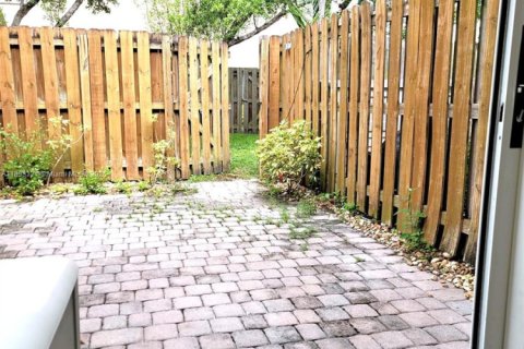 Снять в аренду таунхаус в Катлер-Бей, Флорида 2 спальни, 135.45м2, № 1949478 - фото 2