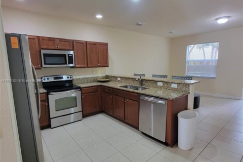 Снять в аренду таунхаус в Катлер-Бей, Флорида 2 спальни, 135.45м2, № 1949478 - фото 8