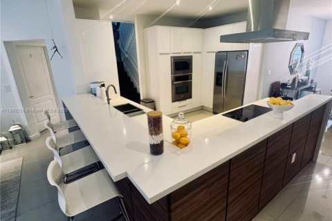 Adosado en venta en Doral, Florida, 4 dormitorios, 214.23 m2 № 1929251 - foto 10