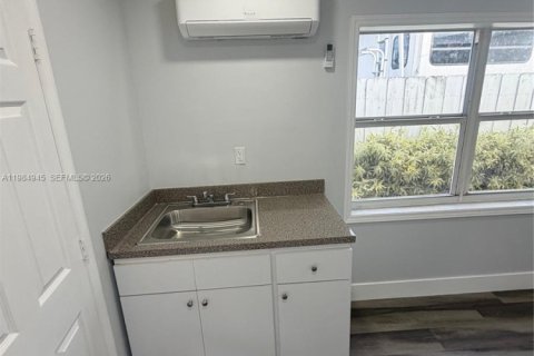 Casa en alquiler en Oakland Park, Florida, 1 dormitorio, 55.74 m2 № 2045928 - foto 3