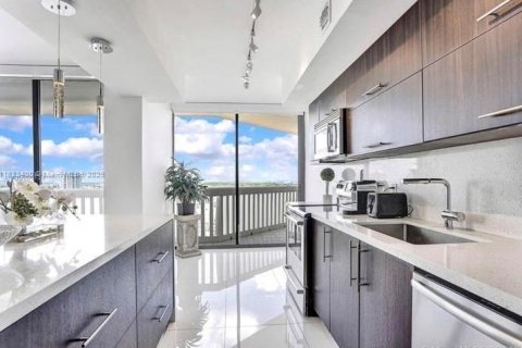 Снять в аренду квартиру в Авентура, Флорида 2 спальни, 105.91м2, № 1956749 - фото 11