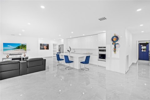 Купить виллу или дом в Майами, Флорида 3 спальни, 316.7м2, № 1809476 - фото 14