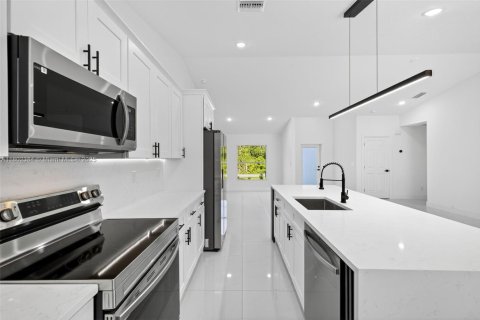 Casa en venta en Lehigh Acres, Florida, 3 dormitorios, 150.5 m2 № 1685913 - foto 10