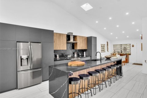 Casa en venta en Miami, Florida, 2 dormitorios, 146.79 m2 № 2176104 - foto 3