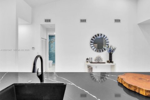 Casa en venta en Miami, Florida, 2 dormitorios, 146.79 m2 № 2176104 - foto 11