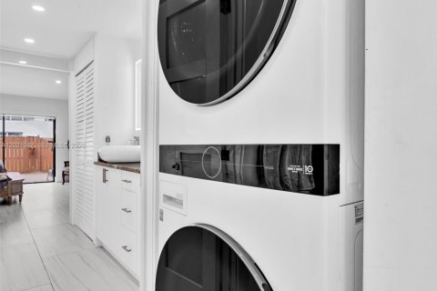 Casa en venta en Miami, Florida, 2 dormitorios, 146.79 m2 № 2176104 - foto 22
