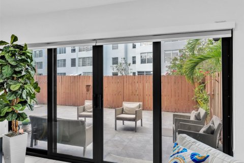 Casa en venta en Miami, Florida, 2 dormitorios, 146.79 m2 № 2176104 - foto 13