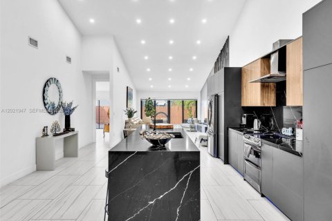 Casa en venta en Miami, Florida, 2 dormitorios, 146.79 m2 № 2176104 - foto 9