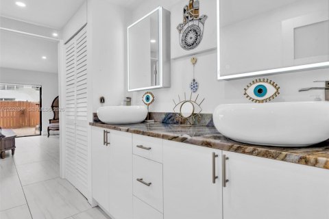Casa en venta en Miami, Florida, 2 dormitorios, 146.79 m2 № 2176104 - foto 23