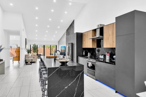 Casa en venta en Miami, Florida, 2 dormitorios, 146.79 m2 № 2176104 - foto 5