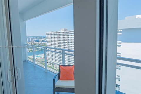 Condo in Hallandale Beach, Florida, 2 bedrooms  № 1870044 - photo 14