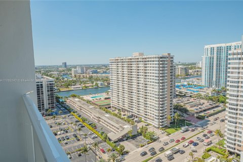 Condo in Hallandale Beach, Florida, 2 bedrooms  № 1870044 - photo 22