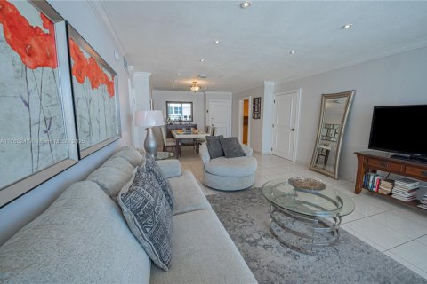 Condo in Hallandale Beach, Florida, 2 bedrooms  № 1870044 - photo 12