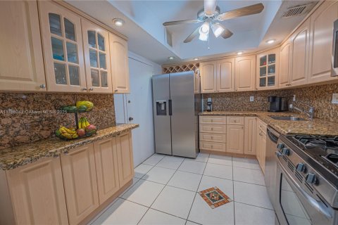 Condo in Hallandale Beach, Florida, 2 bedrooms  № 1870044 - photo 5