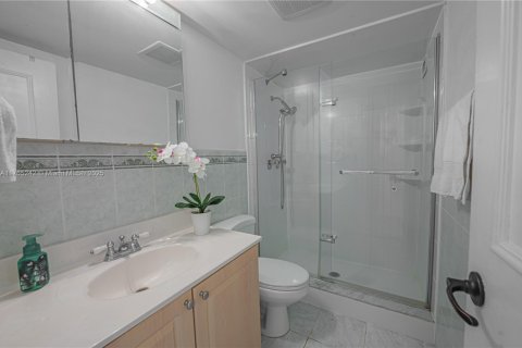 Condo in Hallandale Beach, Florida, 2 bedrooms  № 1870044 - photo 27