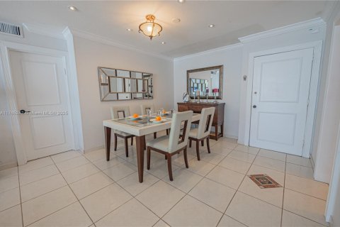 Condo in Hallandale Beach, Florida, 2 bedrooms  № 1870044 - photo 7