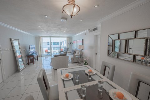 Condo in Hallandale Beach, Florida, 2 bedrooms  № 1870044 - photo 16