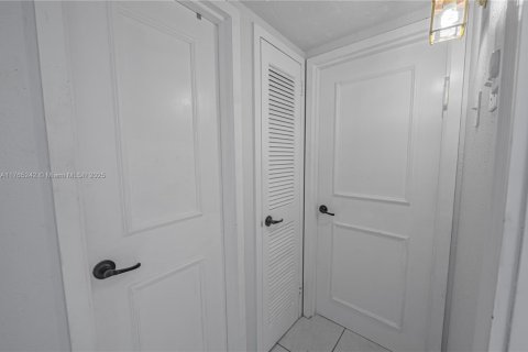 Condo in Hallandale Beach, Florida, 2 bedrooms  № 1870044 - photo 29