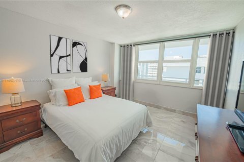 Condo in Hallandale Beach, Florida, 2 bedrooms  № 1870044 - photo 30
