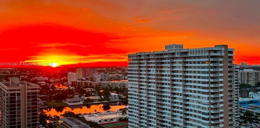 Condo in Hallandale Beach, Florida, 2 bedrooms № 1870044