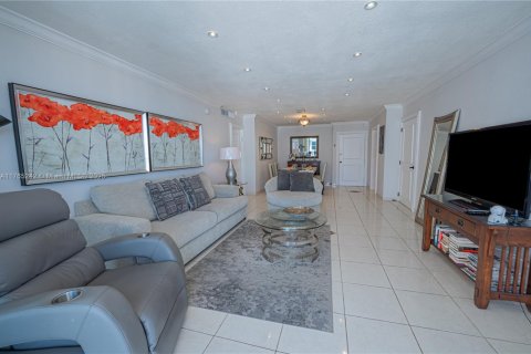 Condo in Hallandale Beach, Florida, 2 bedrooms  № 1870044 - photo 11