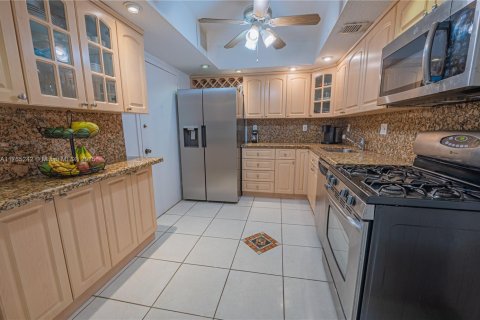 Condo in Hallandale Beach, Florida, 2 bedrooms  № 1870044 - photo 3