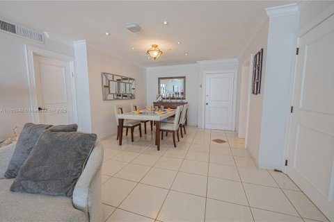 Condo in Hallandale Beach, Florida, 2 bedrooms  № 1870044 - photo 8