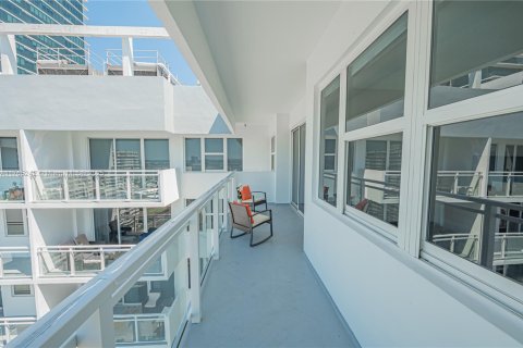 Condo in Hallandale Beach, Florida, 2 bedrooms  № 1870044 - photo 23